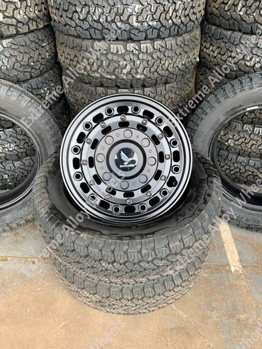 Black alloy wheels - 17",